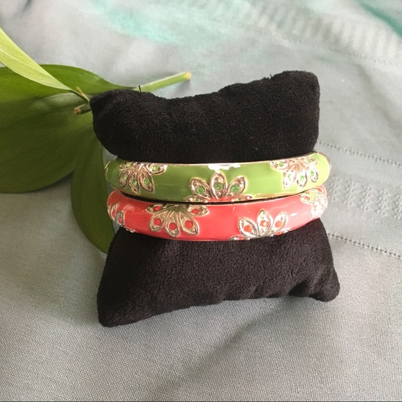 Jewelry - Pair of enamel bracelets 🔖